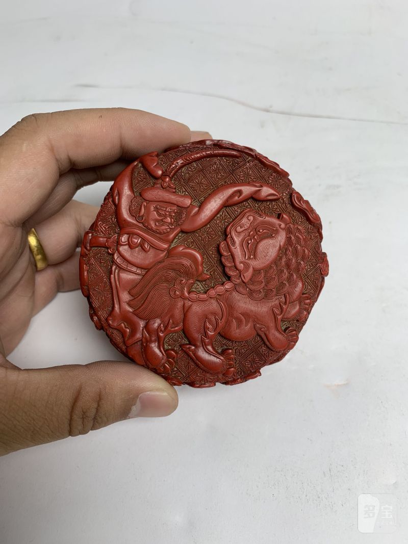 明 剔红胡人戏狮双面香盒 - 图4